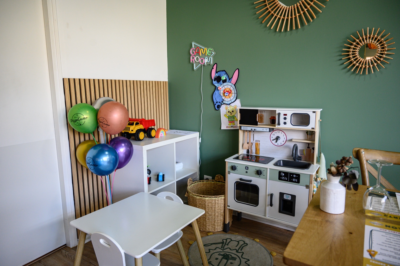 Le coin enfants de Pizza Gusto : petite cuisine, jouets et table à leur taille, près des tables du restaurant
